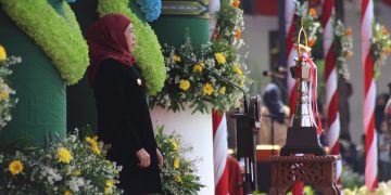 Gubernur Khofifah Indar Parawansa saat memimpin upacara peringatan Hari Santri di halaman Gedung Negara Grahadi, Surabaya, Sabtu (22/10). Dok: LINES.