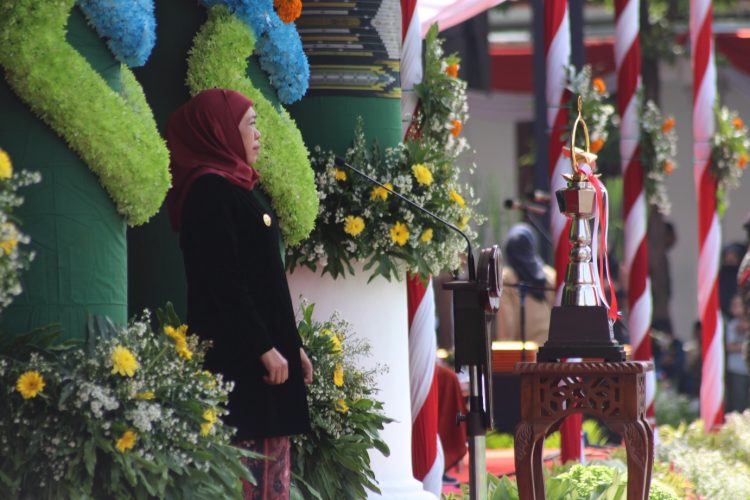 Gubernur Khofifah Indar Parawansa saat memimpin upacara peringatan Hari Santri di halaman Gedung Negara Grahadi, Surabaya, Sabtu (22/10). Dok: LINES.