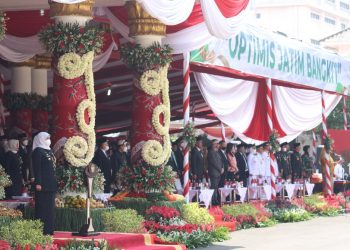 Gubernur Khofifah Indar Parawansa sebagai inspektur upacara peringatan Hari Jadi ke-77 Provinsi Jawa Timur, Rabu (12/10), mengajak masyarakat membangun karakter generasi bangsa. Dok: LINES.