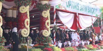 Gubernur Khofifah Indar Parawansa sebagai inspektur upacara peringatan Hari Jadi ke-77 Provinsi Jawa Timur, Rabu (12/10), mengajak masyarakat membangun karakter generasi bangsa. Dok: LINES.