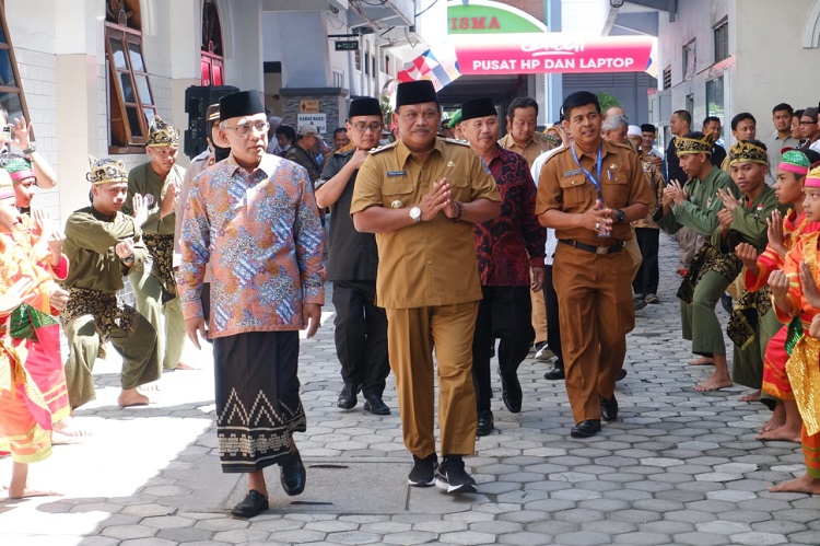 Habib Ubaidillah Al Hasany mendampingi Plt Bupati Nganjuk Marhaen saat meninjau pelaksanaan pelyanan jemput bola di Ponpes Al Ubaidah, Kertosono. Dok: LINES.