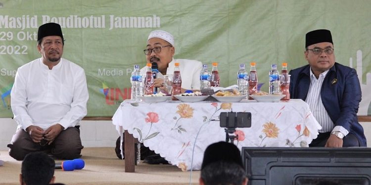 Ketua PBNU Bidang Keagamaan KH Ahmad Fahrur Rozi (tengah) saat memberikan tausyiah di hadapan 700 remaja LDII di Malang. Dok: LINES.