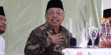 Guru Besar UIN Maulana Malik Ibrahim Malang Prof Dr KH Imam Suprayogo bertausyiah pada Pengajian Akbar Ukhuwah Islamiyah yang diselenggarakan oleh DPD LDII Malang di Masjid Roudhotul Jannah, Sabtu (29/10). Dok: LINES.