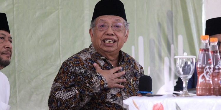 Guru Besar UIN Maulana Malik Ibrahim Malang Prof Dr KH Imam Suprayogo bertausyiah pada Pengajian Akbar Ukhuwah Islamiyah yang diselenggarakan oleh DPD LDII Malang di Masjid Roudhotul Jannah, Sabtu (29/10). Dok: LINES.