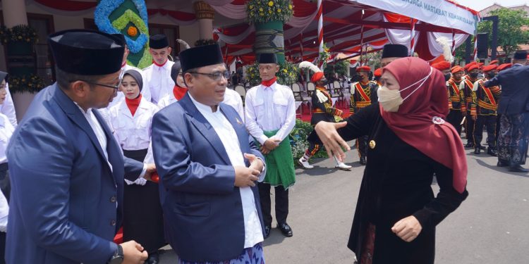 Ketua DPW LDII Jawa Timur KH Moch Amrodji Konawi (tengah) berbincang dengan Gubernur Khofifah Indar Parawansa seusai upacara peringatan Hari Santri di Halaman Gedung Negara Grahadi, Surabaya, Sabtu (22/10). Dok: LINES.