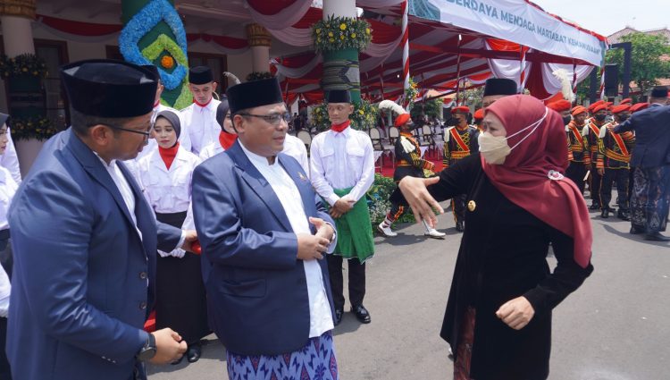 Ketua DPW LDII Jawa Timur KH Moch Amrodji Konawi (tengah) berbincang dengan Gubernur Khofifah Indar Parawansa seusai upacara peringatan Hari Santri di Halaman Gedung Negara Grahadi, Surabaya, Sabtu (22/10). Dok: LINES.