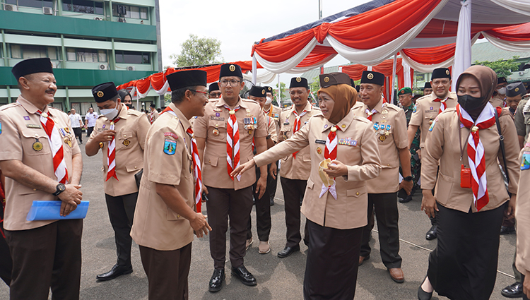 Ketua Mabi Sakoda SPN Jatim Maun berbincang dengan Ketua Mabida Kwarda Jatim Khofifah Indar Parawansa. Dok: LINES.