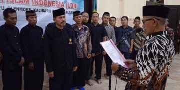 Ketua DPD LDII Banyuwangi H Astro Junaedi melantik kepengurusan lima Pimpinan Cabang (PC) Periode 2022-2027. Dok: LINES.