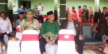 Wakil Ketua DPD LDII Kabupaten Bojonegoro H. Agus Aripin (kanan) saat hadiri Peringatan HUT ke-77 TNI di Lapangan Kodim 0813, Rabu (5/10). Dok: LINES.