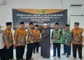 Ketua Umum MUI Situbondo, Habib Muhammad Abubakar Al Muhdar, menerima cinderamata dari pengurus DPD LDII Situbondo seusai mengisi tausyiah di pengajian di Masjid Nurul Haq, Patokan, Situbondo, Minggu (9/10). Dok: LINES.
