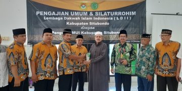 Ketua Umum MUI Situbondo, Habib Muhammad Abubakar Al Muhdar, menerima cinderamata dari pengurus DPD LDII Situbondo seusai mengisi tausyiah di pengajian di Masjid Nurul Haq, Patokan, Situbondo, Minggu (9/10). Dok: LINES.