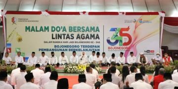 Kabupaten Bojonegoro menggelar malam doa bersama lintas agama sehari sebelum peringatan Hari Jadi ke-345 Kabupaetn Bojonegoro, Rabu (19/10).