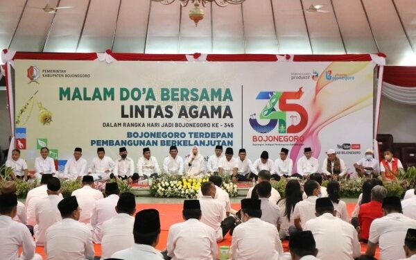 Kabupaten Bojonegoro menggelar malam doa bersama lintas agama sehari sebelum peringatan Hari Jadi ke-345 Kabupaetn Bojonegoro, Rabu (19/10).