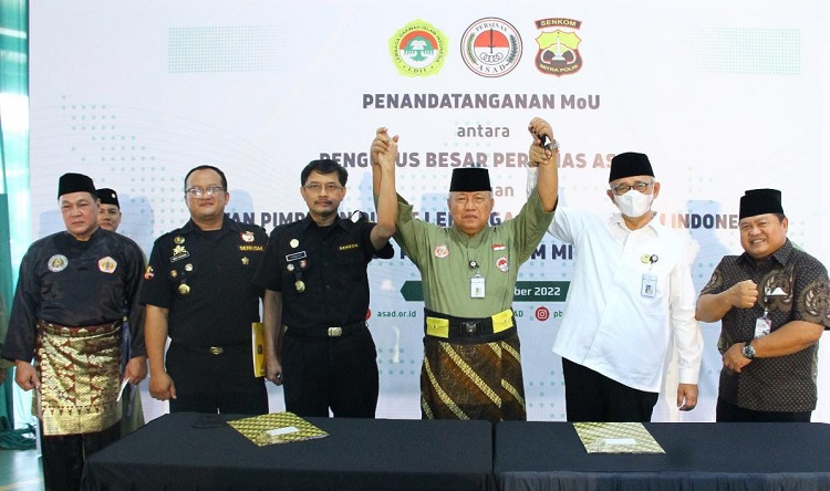 Pada rangkaian acara Rakernas Persinas ASAD 2022, dilakukan penandatanganan MoU antara LDII, PERSINAS ASAD dan PP Senkom mengenai pembinaan karakter generasi muda (11/10). Foto: LINES.
