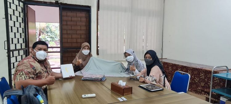 Mahasiswi Fakultas Kesehatan Masyarakat (FKM) Universitas Airlangga (Unair) Surabaya, Chofifah Ayu Kusumaningtyas bersama rekannya memggagas kewirausahaan berupa produk hijab berlabel Ulitha Hijab. Dok: LINES.