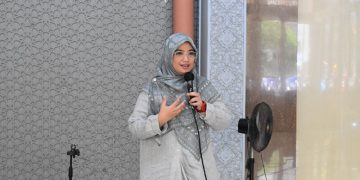 Ketua DPP LDII Bidang Pemberdayaan Perempuan dan Kesejahteraan Keluarga, Siti Nurannisaa memberikan pembekalan keterampilan parenting bagi remaja putri dan ibu-ibu dalam mengelola rumah tangga, Minggu (2/10). Dok: LINES.