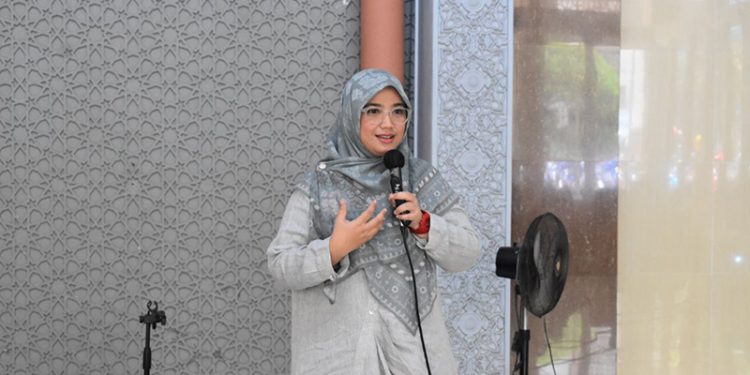 Ketua DPP LDII Bidang Pemberdayaan Perempuan dan Kesejahteraan Keluarga, Siti Nurannisaa memberikan pembekalan keterampilan parenting bagi remaja putri dan ibu-ibu dalam mengelola rumah tangga, Minggu (2/10). Dok: LINES.