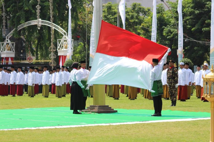 Upacara peringatan Hari Santri di Halaman Gedung Grahadi, Surabaya, Sabtu (22/10). Dok: LINES.