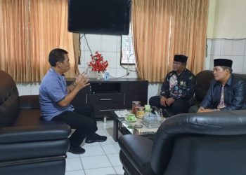 Ketua LDII Kota Kediri, Agung Riyanto didampingi Sekretaris, Lukman Efendi silaturahim ke kantor bakesbangpol, Jumat (30/9). Dok: LINES.