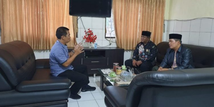 Ketua LDII Kota Kediri, Agung Riyanto didampingi Sekretaris, Lukman Efendi silaturahim ke kantor bakesbangpol, Jumat (30/9). Dok: LINES.