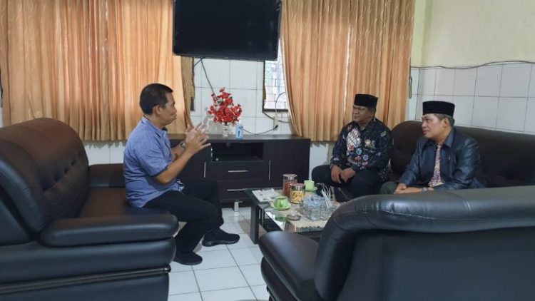 Ketua LDII Kota Kediri, Agung Riyanto didampingi Sekretaris, Lukman Efendi silaturahim ke kantor bakesbangpol, Jumat (30/9). Dok: LINES.