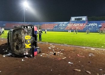 Tampak bangkai mobil Polisi selepas kerusuhan di Stadion Kanjuruhan Malang, Sabtu (1/10).