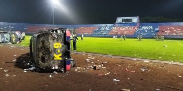 Tampak bangkai mobil Polisi selepas kerusuhan di Stadion Kanjuruhan Malang, Sabtu (1/10).