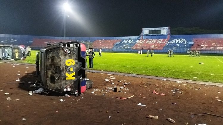 Tampak bangkai mobil Polisi selepas kerusuhan di Stadion Kanjuruhan Malang, Sabtu (1/10).
