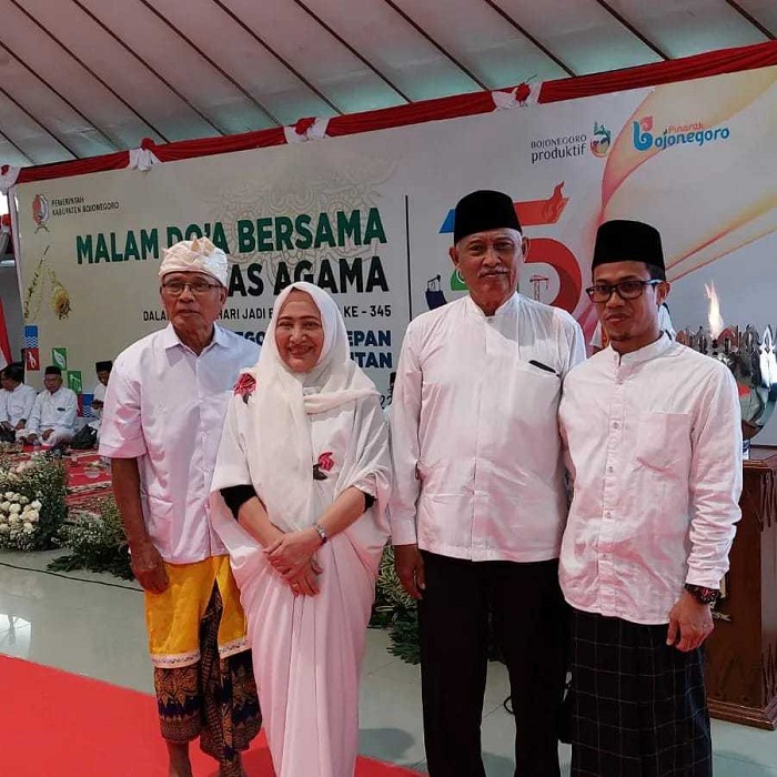 Ketua DPD LDII Bojonegoro H Edy Arto (kanan) saat menghadiri malam doa bersama lintas agama di di Pendopo Malowopati. Dok: LINES.