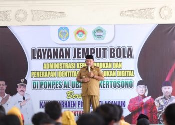 Plt Bupati Ngajuk, Marhaen Djumadi tinjau Layanan Jemput Bola Administrasi Kependudukan dan Penerapan Identitas Kependudukan Digital di Ponpes Al Ubaidah, Kertosono, Nganjuk, Jawa Timur, Selasa (25/10). Dok: LINES.