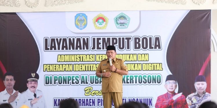 Plt Bupati Ngajuk, Marhaen Djumadi tinjau Layanan Jemput Bola Administrasi Kependudukan dan Penerapan Identitas Kependudukan Digital di Ponpes Al Ubaidah, Kertosono, Nganjuk, Jawa Timur, Selasa (25/10). Dok: LINES.