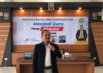 Motivator M. Hasyim Ashari memberi pembekalan pada guru Yayasan Al Karim Sugio, Lamongan, Minggu (02/10). Dok: LINES.