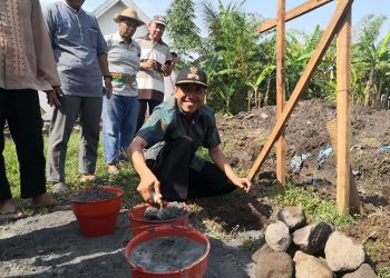Kepala Desa Ngaresrejo M. Ikhyani meletakkan batu pertama secara simbolis pembangunan Masjid di desa Ngaresrejo, Sidoarjo, Minggu (8/10). Dok: LINES.