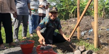 Kepala Desa Ngaresrejo M. Ikhyani meletakkan batu pertama secara simbolis pembangunan Masjid di desa Ngaresrejo, Sidoarjo, Minggu (8/10). Dok: LINES.