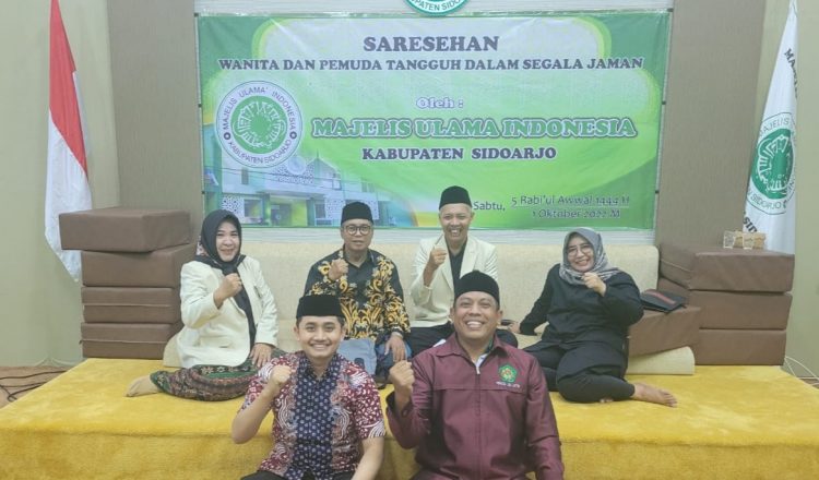 Ketua Pemuda LDII Sidoarjo Yerik Sahuri (kanan depan) mengikuti saresahan organisasi wanita dan kepemudaan diselenggarakan oleh MUI, Sabtu (1/10). Dok: LINES.