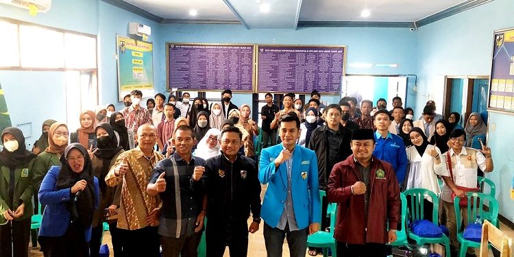 Ketua Pemuda LDII Kediri Asyhari Eko Prayitno (kanan) mengikuti pendidikan politik DPD KNPI Kota Kediri, Sabtu (15/10). Dok: LINES.