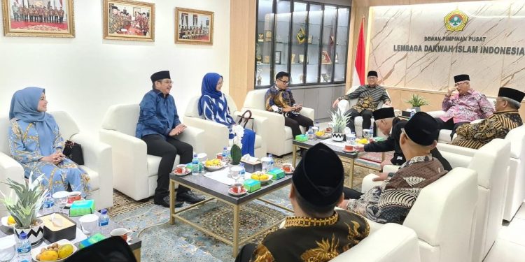 Wakil Ketua MPR RI Yandri Susanto yang didampingi anggota DPR RI Desy Ratnasari dan Eko Patrio serta kader Partai Amanat Nasional Sigit Purnomo (Pasha Ungu), berkunjung ke Kantor DPP LDII, Patal Senayan, Jakarta, pada Rabu (9/11)