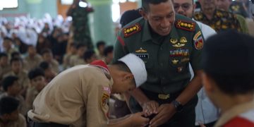 Komandan Korem 074/Warastratama, Kolonel Inf Anan Nurakhman memberikan wawasan kebangsaan di hadapan ratusan santri Ponpes Budi Utomo, Banjarsari, Solo, Kamis (3/11). Foto: LINES.
