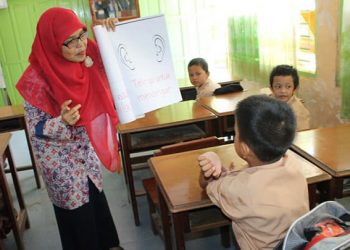 Guru SD Mengajar [Limawaktu Photo]