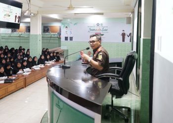 Kejari Nganjuk mengunjungi Ponpes Al Ubaidah Kertosono, Jawa Timur (17/11) untuk pembekalan hukum pada santri. Dok: LINES.