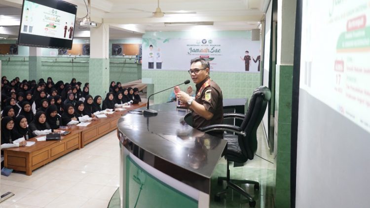 Kejari Nganjuk mengunjungi Ponpes Al Ubaidah Kertosono, Jawa Timur (17/11) untuk pembekalan hukum pada santri. Dok: LINES.