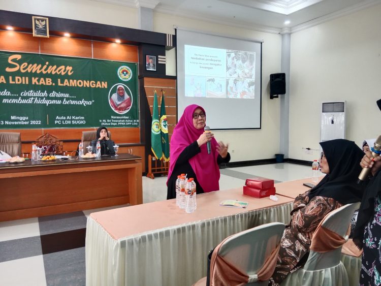LDII Lamongan gelar Seminar Wanita dengan mengusung tema "Bunda Cintailah Dirimu Membuat Hidupmu Bermakna", Minggu (13/11). Dok: LINES.