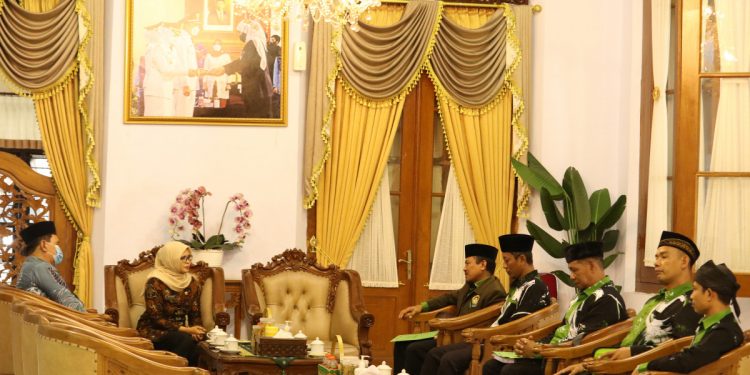 DPD LDII Kabupaten Blitar beraudiensi dengan Bupati Blitar Rini Syarifah, di Gazebo Pendopo Ronggo Hadi Negoro, Kamis (27/10). Dok: LINES.