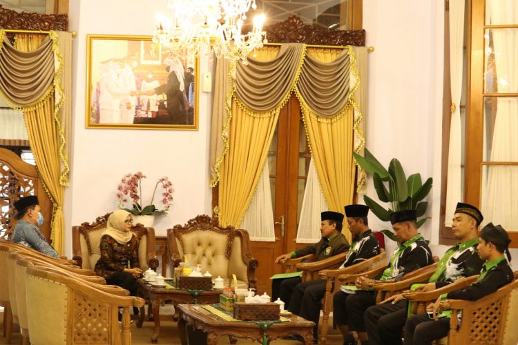 DPD LDII Kabupaten Blitar beraudiensi dengan Bupati Blitar Rini Syarifah, di Gazebo Pendopo Ronggo Hadi Negoro, Kamis (27/10). Dok: LINES.