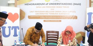 Penandatangan nota kesepahaman (MoU) LDII Jatim dan UPBJJ Universitas Terbuka (UT) Surabaya, di Kantor DPW LDII Jatim, Sabtu (26/11). Dok: LINES.