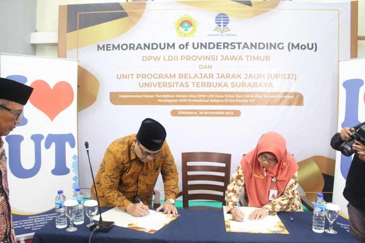 Penandatangan nota kesepahaman (MoU) LDII Jatim dan UPBJJ Universitas Terbuka (UT) Surabaya, di Kantor DPW LDII Jatim, Sabtu (26/11). Dok: LINES.