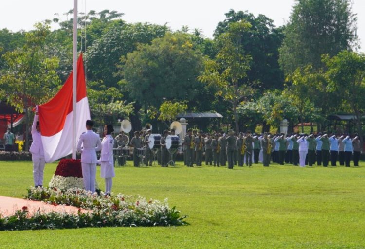Upacara peringatan Hari Pahlawan di Monumen Tugu Pahlawan Surabaya, Kamis (10/11). Dok: LINES.
