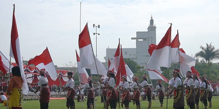 Puluhan penari kolosal Laskar Suroboro turut memeriahkan perihatan Hari Pahlawan 2022 di Tugu Pahlawan Surabaya, Kamis (10/11). Dok: LINES.