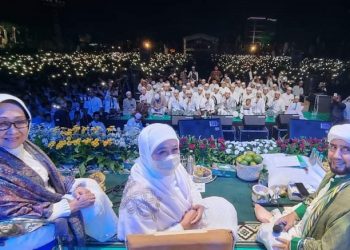 Gubernur Jawa Timur Khofifah Indar Parawansa (tengah) mengajak Masyarakat Mencari Keberkahan Allah SWT.