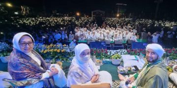 Gubernur Jawa Timur Khofifah Indar Parawansa (tengah) mengajak Masyarakat Mencari Keberkahan Allah SWT.